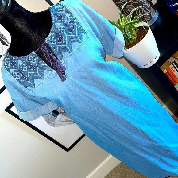 Old Navy Embroidered Short Sleeve Shift Dress - Picture 1 of 13